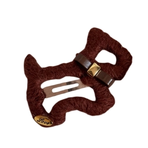 Süße braune Strickwolle Hund-Haarklammer mit goldener Love-Platte und Leder-Details
