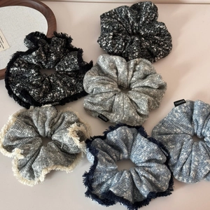 Set of 6 knitted oversized scrunchies in mixed colors with fashion label and fringe edges