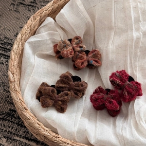 Knitted wool bow hair clips set in brown and burgundy for elegant winter hairstyles