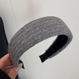 Close-up of gray knitted headband showing ribbed texture and black anti-slip lining detail