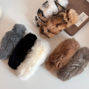 Vue à plat de sept pinces à cheveux en peluche avec motifs léopard et couleurs unies