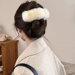 Pince à cheveux élégante en fausse fourrure crème pour femme au design doux et chic