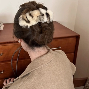 Détail d'une pince à cheveux en fausse fourrure pelucheuse avec motif animalier