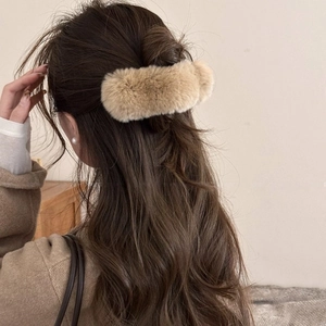 Pince à cheveux élégante en peluche marron clair avec fourrure douce pour l'hiver
