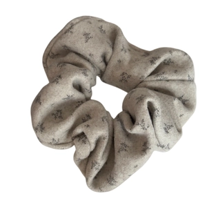Floral print oversized scrunchie in beige fabric with elegant pleats and soft texture