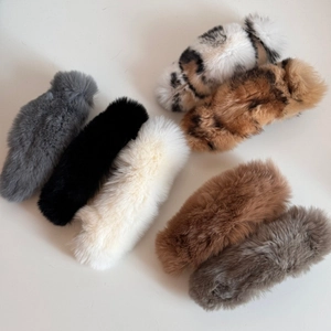 Vue détaillée de diverses pinces à cheveux en peluche, couleurs unies et léopard