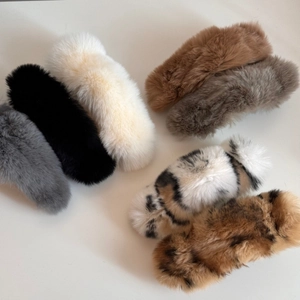 Vue détaillée des barrettes à cheveux en peluche en couleurs unies et motifs léopard