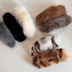 Présentation à plat de pinces à cheveux en peluche douce aux motifs léopard variés