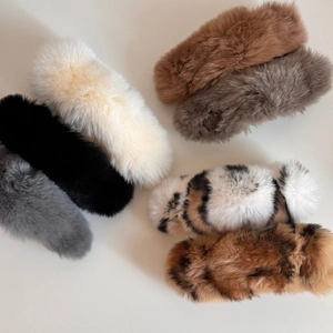 Détail de barrettes à cheveux en peluche de différentes couleurs et motifs animaliers