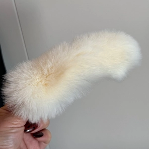 Gros plan d'une pince à cheveux en fourrure de vison douce et texture peluche