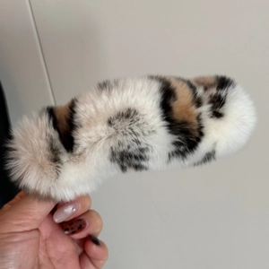 Vue détaillée de la texture douce en fausse fourrure léopard de la pince à cheveux