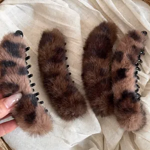 Pince Banane en Peluche à Imprimé Léopard Automne Hiver Accessoire de Cheveux en Fausse Fourrure pour Femmes Mode