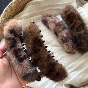 Barrettes banane en fausse fourrure pelucheuse marron et léopard pour l'automne-hiver