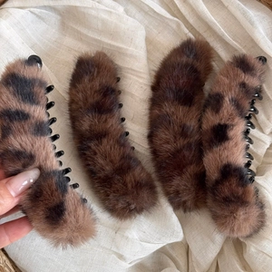 Barrettes banane en peluche léopard avec fausse fourrure douce et dents intérieures