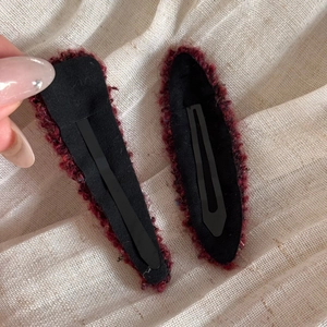Detailed back view of burgundy tweed bow hair clips with secure metal BB snap closure