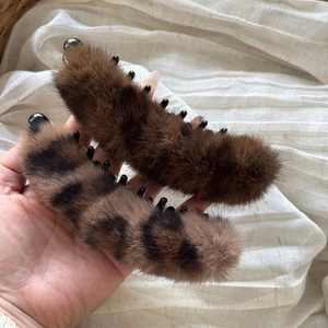 Détail de barrettes à cheveux en peluche léopard et fausse fourrure marron uni