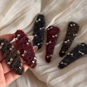 Elegant rhinestone bow knitted hair clips in burgundy, black and brown for winter