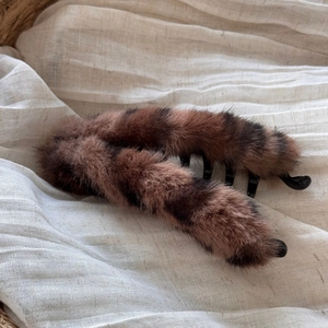 Détail de la pince banane en peluche léopard dans un panier tressé élégant