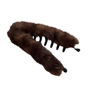 Barrette banane en fausse fourrure marron café pour des coiffures élégantes d'automne