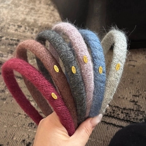 Serre-têtes en peluche de sept couleurs avec étiquette métallique dorée Love