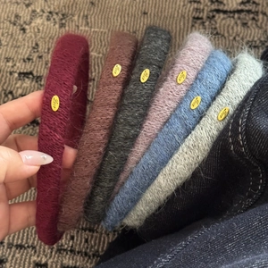 Lot de six serre-têtes en tricot pelucheux avec logo métallique doré Love pour femme