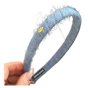 Serre-tête en tricot bleu clair pour femme avec plaque dorée et texture douce