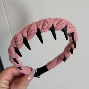 Detail view of the anti-slip black teeth inside the pink knitted wool headband
