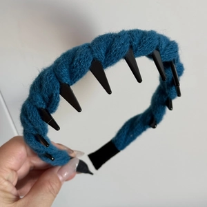 Detailed close-up of dark blue knitted headband texture with anti-slip inner hair comb teeth