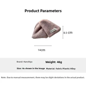 Guide des dimensions pour pince à cheveux en laine rose mesurant 14cm par 8,5cm