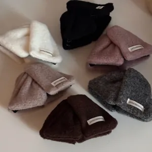 Pince à Cheveux Triangle en Peluche Épaisse Automne Hiver Style Coréen Doux Fausse Fourrure Pince Requin Avec Étiquette Femmes Accessoire Cheveux
