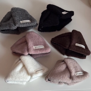 Vue détaillée de six pinces à cheveux en peluche avec étiquettes Little Freshness