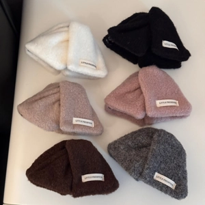 Détail de six couleurs de bonnets en maille épaisse avec étiquettes Little Freshness