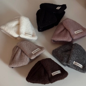 Vue à plat de plusieurs couleurs de pinces à cheveux en tricot épais avec étiquettes