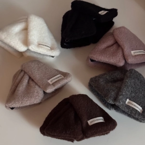 Vue à plat de bonnets en maille douce en six couleurs d'automne avec étiquettes tissées