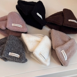 Lot de six pinces à cheveux en peluche de couleurs assorties avec étiquette latérale