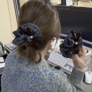 Gestrickter grauer Scrunchie mit brauner Samtschleife und Perlendetail für Damen