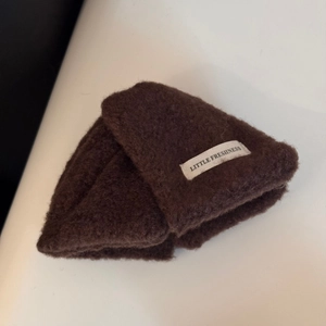 Texture détaillée d'un bonnet en polaire café foncé avec étiquette Little Freshness