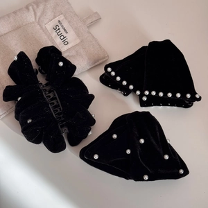 Elegant black velvet hair clip set with pearl embellishments for vintage French styling