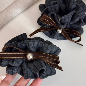 Graue Strick-Scrunchies im Set mit brauner Samtschleife und Perle für Damen
