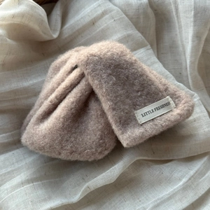 Texture détaillée de la pince à cheveux épaisse en peluche avec une étiquette tissée