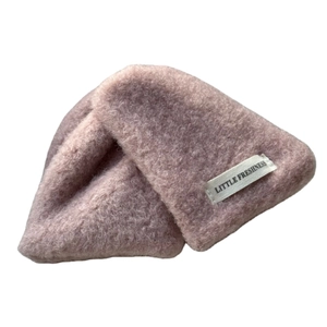 Accessoire tricoté rose style mohair avec étiquette Little Freshness sur blanc