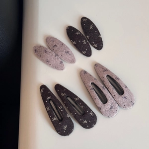 Detail von 8er-Set Haarspangen aus Wollfilz in Grau und Braun mit Schleifendruck