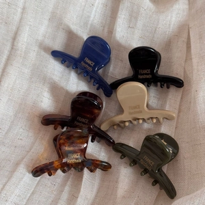Détail de 6 pinces à cheveux en acétate avec inscription France Handmade dorée sur lin