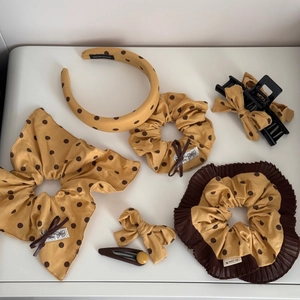 Coffret d'accessoires cheveux jaune à pois avec chouchous, serre-tête et clips