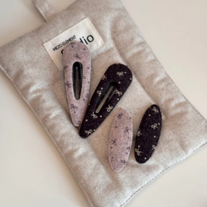 Set aus rosa und braunen Wollstoff-BB-Haarspangen mit weißen Schleifenmustern