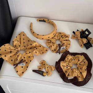 Coffret accessoires cheveux jaune gingembre à pois noirs avec bandeau et chouchous variés