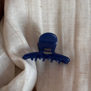 Détail de la pince à cheveux en acétate bleu marine avec lettrage doré fait main