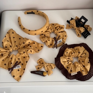 Détail macro des chouchous et accessoires à pois jaunes avec étiquette faite main