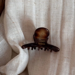 Détail d'une pince à cheveux en acétate écaille avec inscription France Handmade