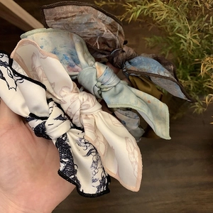 Floral print bow scrunchie hairband set in satin silk with vintage aesthetic styles